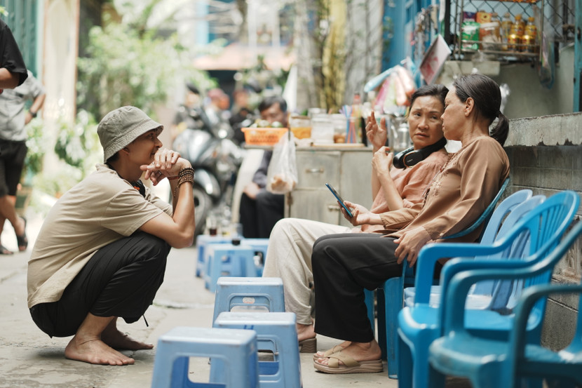 Đạo diễn Khương Ngọc trao đổi với nghệ sĩ Hồng Đào và nghệ sĩ Việt Hương trên phim trường Đạo diễn Khương Ngọc trao đổi với nghệ sĩ Hồng Đào và nghệ sĩ Việt Hương trên phim trường