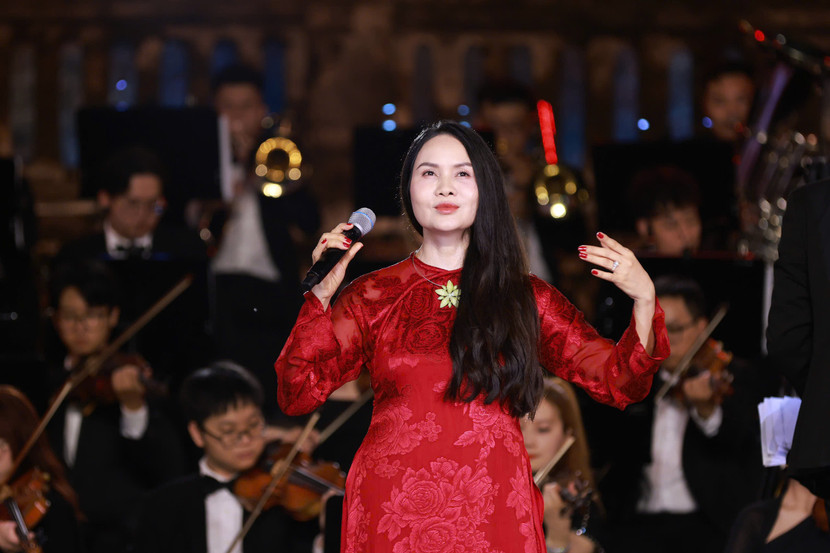 NSND Mai Hoa trình diễn trong chương trình