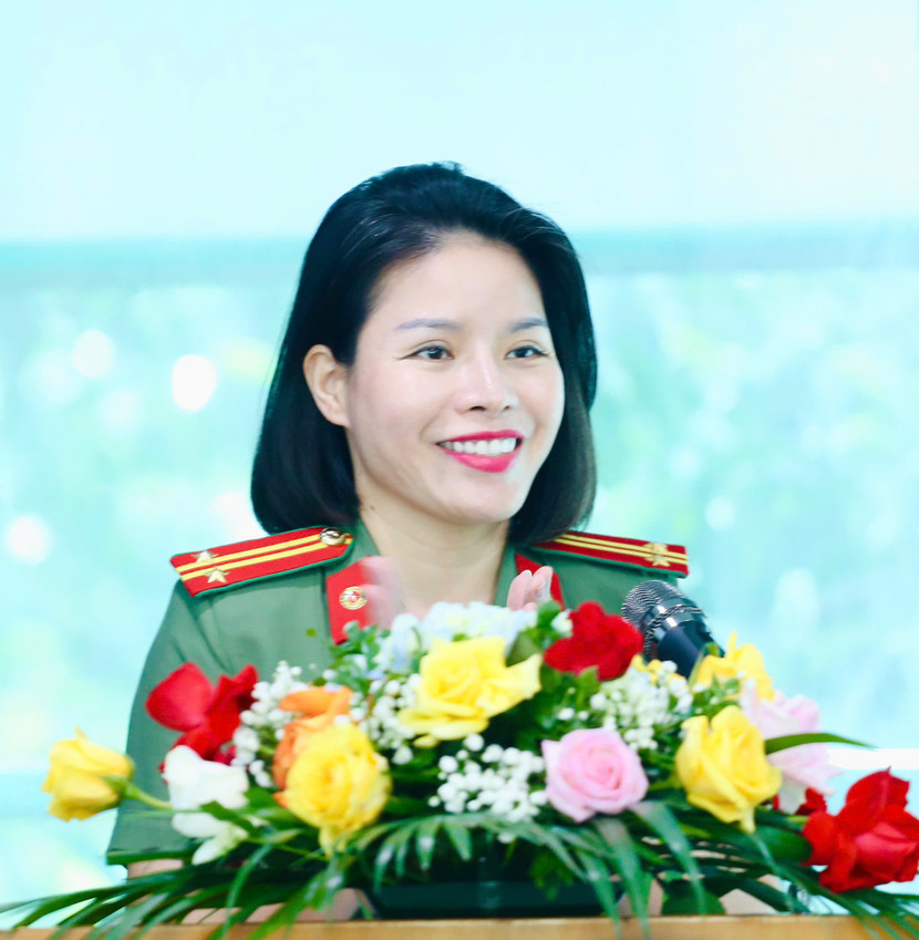 Trung tá Nguyễn Thị Vân Hạnh - Phó Trưởng Ban Phụ nữ CATP Hà Nội phát biểu tại Đại hội (ảnh: Thuần Thư) Trung tá Nguyễn Thị Vân Hạnh - Phó Trưởng Ban Phụ nữ CATP Hà Nội phát biểu tại Đại hội (ảnh: Thuần Thư)