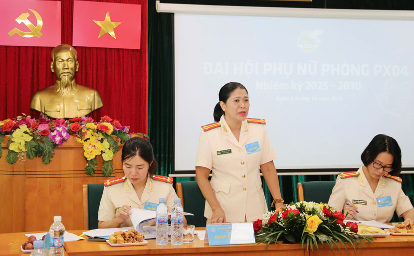 Trung tá Đỗ Thị Vân Quế - Chủ tịch Hội Phụ nữ An ninh Thủ đô trình bày báo cáo tại Đại hội (ảnh: Thuần Thư) Trung tá Đỗ Thị Vân Quế - Chủ tịch Hội Phụ nữ An ninh Thủ đô trình bày báo cáo tại Đại hội (ảnh: Thuần Thư)