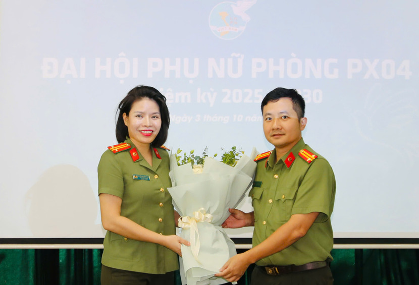 Trung tá Chu Quốc Dũng - Phó Bí thư Chi bộ, Phó Trưởng Ban Chuyên đề An ninh Thủ đô thay mặt Cấp ủy, Ban Biên tập cảm ơn sự quan tâm, động viên và chỉ đạo sát sao của Ban Phụ nữ CATP đối với Hội Phụ nữ An ninh Thủ đô (ảnh: Thuần Thư) Trung tá Chu Quốc Dũng - Phó Bí thư Chi bộ, Phó Trưởng Ban Chuyên đề An ninh Thủ đô thay mặt Cấp ủy, Ban Biên tập cảm ơn sự quan tâm, động viên và chỉ đạo sát sao của Ban Phụ nữ CATP đối với Hội Phụ nữ An ninh Thủ đô (ảnh: Thuần Thư)