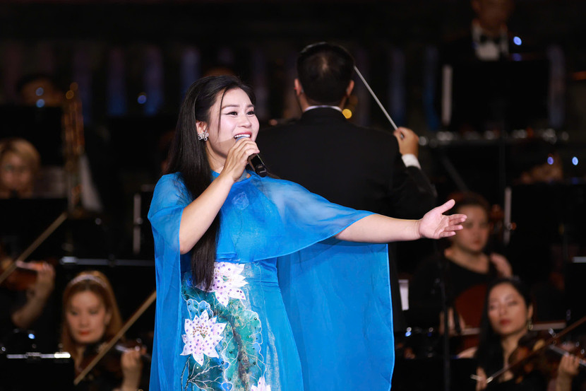 Ca sĩ Đào Tố Loan trên sân khấu &quot;Niềm tin Hà Nội&quot;