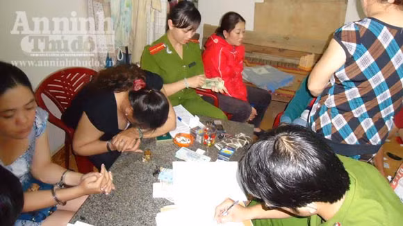 Triệt phá ổ bạc "quý bà" lớn ảnh 1