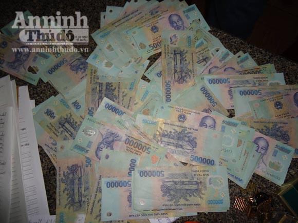 Triệt phá ổ bạc "quý bà" lớn ảnh 2