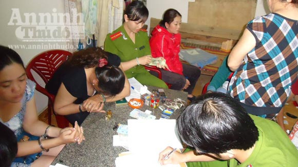 Triệt phá ổ bạc "quý bà" lớn ảnh 1