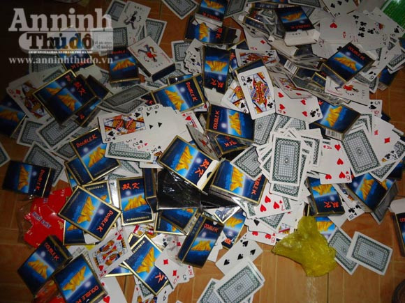 Triệt phá ổ bạc "quý bà" lớn ảnh 3