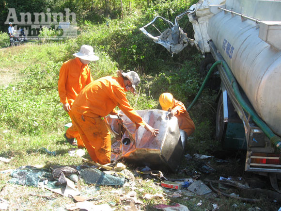 Xe bồn "đấu đầu" với xe khách, hàng chục hành khách hoảng loạn ảnh 3