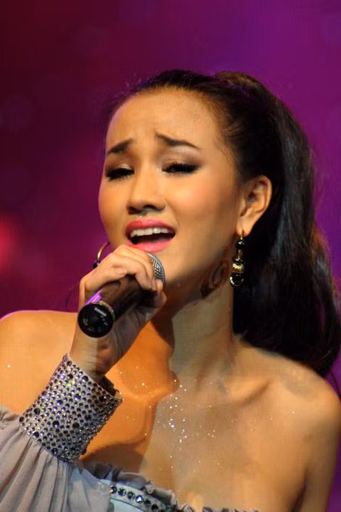 "Thị Màu" Ngọc Khuê bước lên sân khấu Bài hát yêu thích ảnh 2