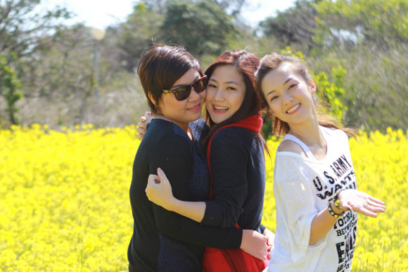 Hương Tràm, Đinh Hương "khoe sắc" trên đảo Jeju - Hàn Quốc ảnh 2