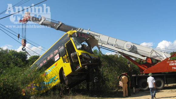 Xe bồn "đấu đầu" với xe khách, hàng chục hành khách hoảng loạn ảnh 4