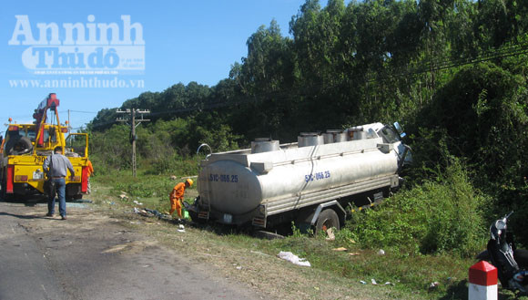 Xe bồn "đấu đầu" với xe khách, hàng chục hành khách hoảng loạn ảnh 2