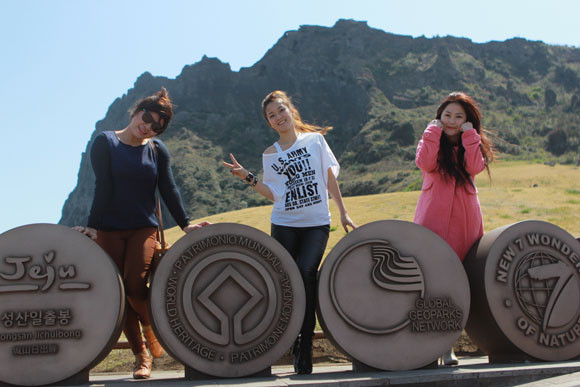 Hương Tràm, Đinh Hương "khoe sắc" trên đảo Jeju - Hàn Quốc ảnh 7