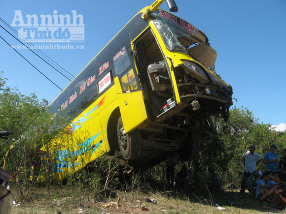 Xe bồn "đấu đầu" với xe khách, hàng chục hành khách hoảng loạn ảnh 1