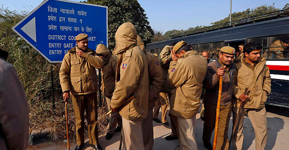 Nghi can vụ hiếp dâm tập thể nữ sinh trên xe bus đã tự tử trong tù ảnh 1