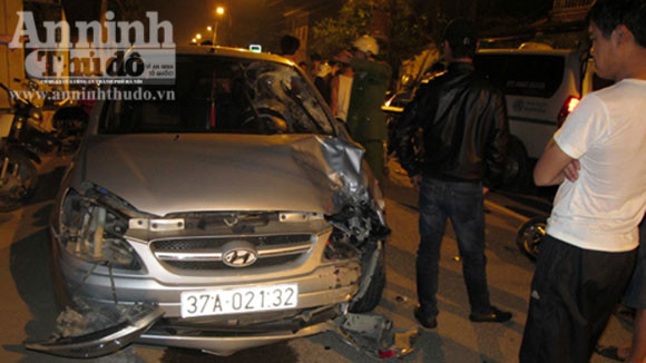 Đâm trực diện với "xế hộp", xe máy nát bét, người nguy kịch ảnh 1