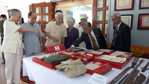 Tiếp nhận hàng trăm kỷ vật lịch sử CAND ảnh 1 Tiếp nhận hàng trăm kỷ vật lịch sử CAND ảnh 1