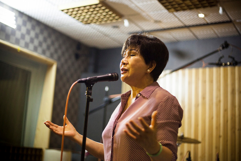 Danh ca Khánh Ly hội ngộ bạn thân trong phòng thu ảnh 6