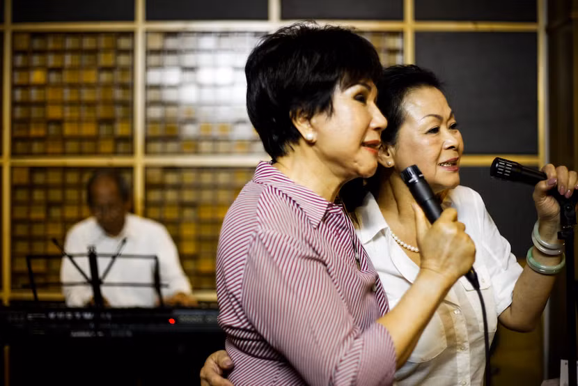 Danh ca Khánh Ly hội ngộ bạn thân trong phòng thu ảnh 4