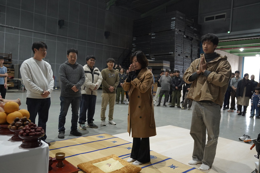 Diễn viên Hồng Đào và Tuấn Trần tại phim trường