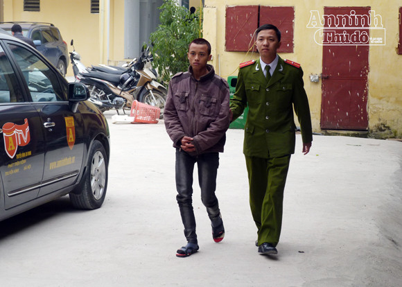 "Nẫng" trộm điện thoại khi chủ nhà hớ hênh ảnh 1