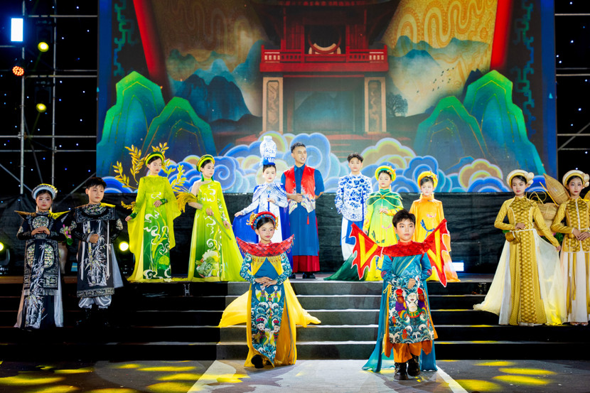 Nhà thiết kế Nhật Thực và các người mẫu "nhí" đã giúp anh thể hiện xuất sắc tinh thần và vẻ đẹp của các bộ sưu tập trên sân khấu "Lễ hội Áo dài Du lịch Hà Nội 2025"