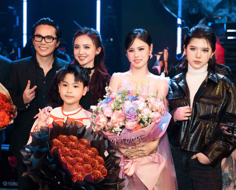 Mars Anh Tú khẳng định 2 con gái cũng phải ký hợp đồng và tuân thủ theo các quy định như các nghệ sĩ khác trong công ty mà anh điều hành cùng các cộng sự Mars Anh Tú khẳng định 2 con gái cũng phải ký hợp đồng và tuân thủ theo các quy định như các nghệ sĩ khác trong công ty mà anh điều hành cùng các cộng sự