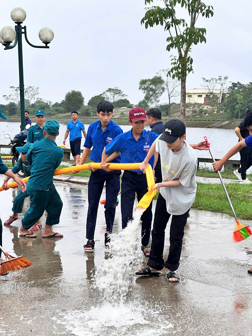Jack cùng bà con và Đoàn viên, thanh niên xã Quảng Điền dọn dẹp vệ sinh môi trường sau lũ giúp người dân