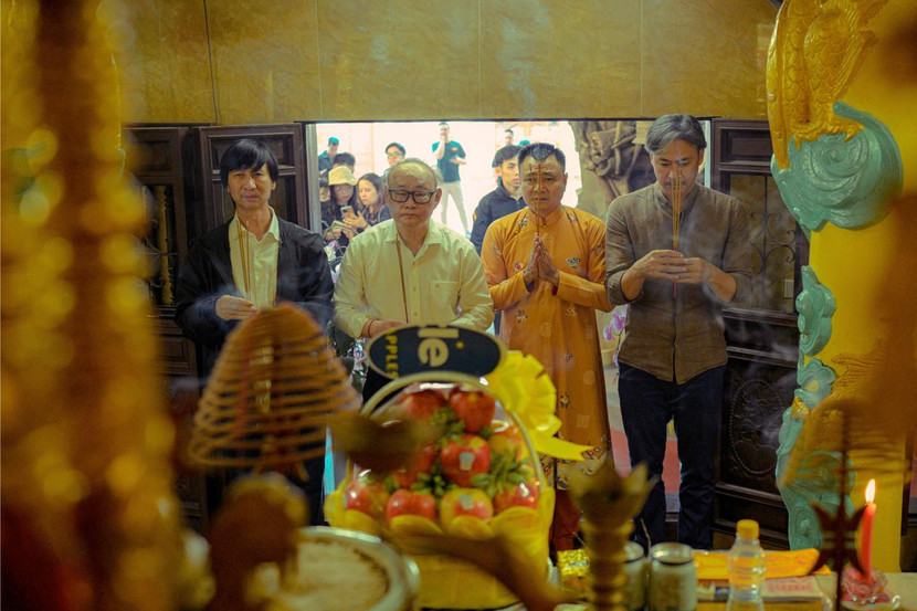 NSND Tự Long cùng các thành viên trong đoàn phim thực hành nghi thức dâng hương cầu cho phim quay được thuận lợi, suôn sẻ NSND Tự Long cùng các thành viên trong đoàn phim thực hành nghi thức dâng hương cầu cho phim quay được thuận lợi, suôn sẻ