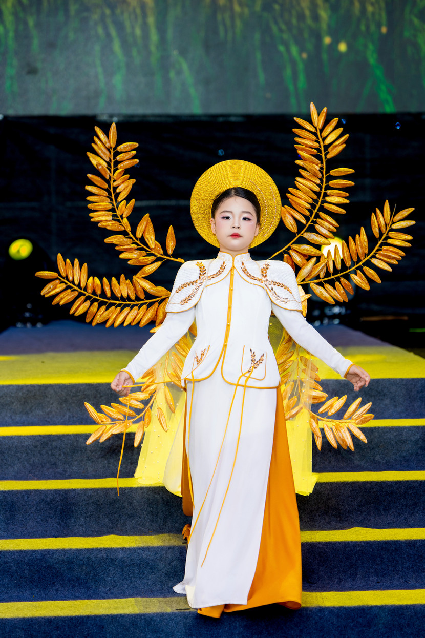 Lưu Hoài An gây ấn tượng với màn trình diễn mở màn đầy thuyết phục giới thiệu bộ sưu tập "Hạt vàng" của nhà thiết kế Nhật Thực