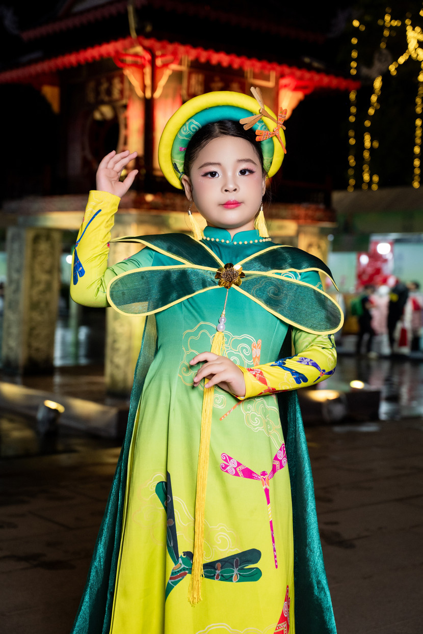 Hoài An trong trang phục áo dài lấy cảm hứng từ chuồn chuồn tre Thạch Xá - một mẫu thiết kế đặc sắc thuộc bộ sưu tập "Tinh hoa Di sản" của nhà thiết kế Nhật Thực