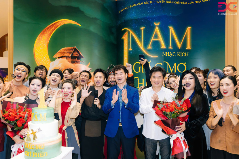 NSND Xuân Bắc - Cục trưởng Cục Nghệ thuật Biểu diễn, Bộ VHTT&DL chia vui với sinh nhật "1 năm tuổi" của "Giấc mơ Chí Phèo" và kỳ vọng vở diễn sẽ sớm hướng tới đêm diễn thứ 100 NSND Xuân Bắc - Cục trưởng Cục Nghệ thuật Biểu diễn, Bộ VHTT&DL chia vui với sinh nhật "1 năm tuổi" của "Giấc mơ Chí Phèo" và kỳ vọng vở diễn sẽ sớm hướng tới đêm diễn thứ 100