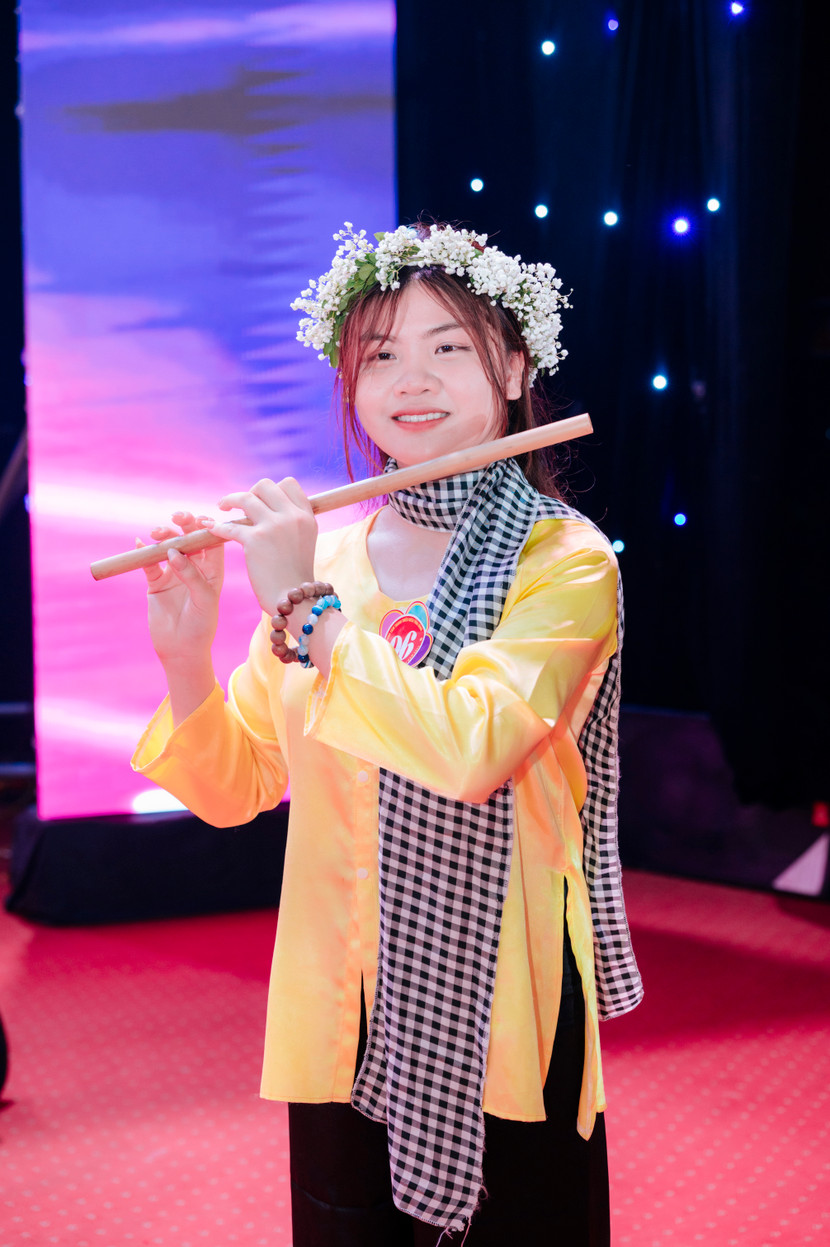 Thí sinh Lưu Thùy Dương, lớp Trung cấp nhạc cụ K22, Trường Cao đẳng Văn hóa Nghệ thuật Thái Bình giành giải Nhất với màn trình diễn độc tấu sáo trúc