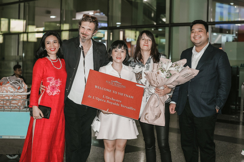 Ông Tony Nguyễn (ngoài cùng bên phải) đại diện IB Group cùng các cộng sự ra sân bay đón các nghệ sĩ của Dàn nhạc Giao hưởng Nhà hát Hoàng gia Versailles