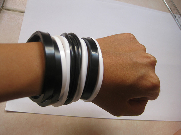 Hiếp dâm bé lớp 3 trong nhà vệ sinh xong còn tặng vòng cao su ảnh 2