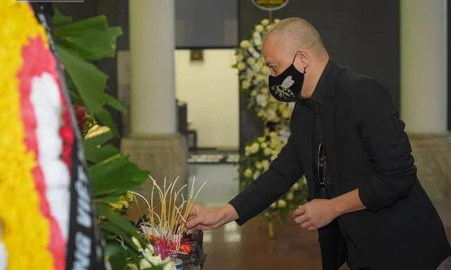 Nhà thiết kế Đức Hùng đến tiễn đưa Thu Thủy về nơi an nghỉ cuối cùng