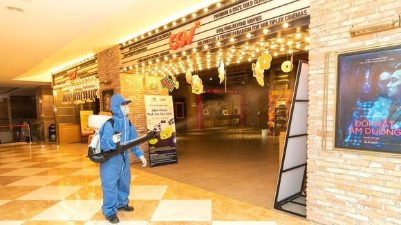 Hoạt động phun khử khuẩn phòng chống dịch tại các rạp chiếu phim