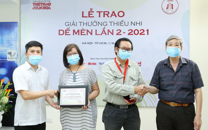 NSND Nguyễn Thị Phương Hoa và ông Phan Đức Tuấn nhận giải Khát vọng Dế Mèn NSND Nguyễn Thị Phương Hoa và ông Phan Đức Tuấn nhận giải Khát vọng Dế Mèn