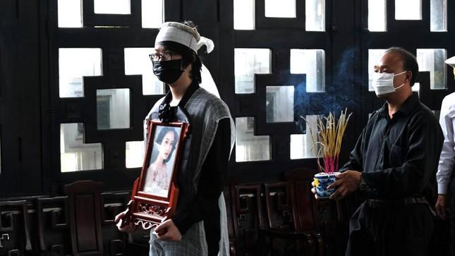 Con trai Hoa hậu Thu Thủy nghẹn ngào ôm di ảnh mẹ