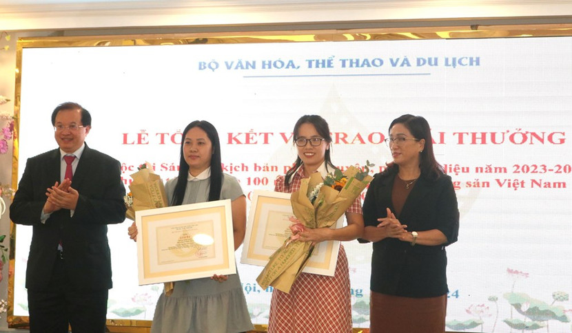 Phó trưởng Ban Tuyên giáo Trung ương Đinh Thị Mai; Thứ trưởng Bộ VHTTDL Tạ Quang Đông trao giải cho tác giả đoạt giải Ba kịch bản phim truyện