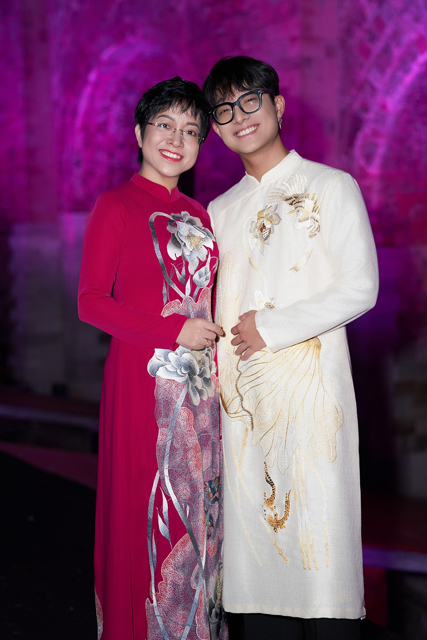 MC Thảo Vân và con trai - Gia Bảo trong trang phục áo dài nằm trong bộ sưu tập "Áo dài - Một câu chuyện" của nhà thiết kế Quyên Nguyễn