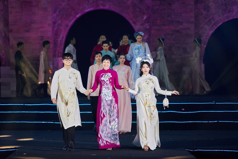 MC Thảo Vân cùng Gia Bảo và người mẫu trẻ Nguyên An trình diễn mở màn bộ sưu tập của nhà thiết kế Quyên Nguyễn