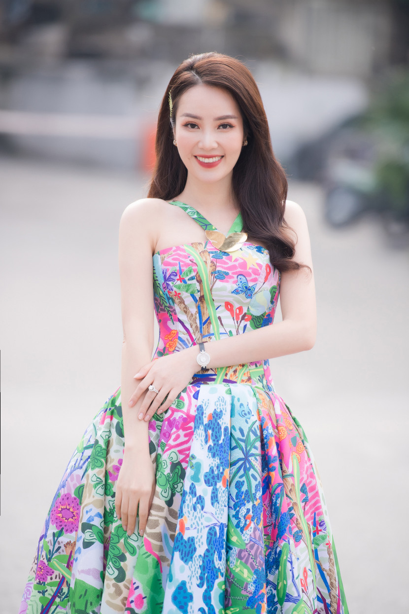 "Ở vị trí là người cầm cân nảy mực, tôi rất hồi hộp và thấy trách nhiệm của mình. Cuộc thi diễn ra trong bố cảnh khó khăn vì dịch bệnh, nhưng vượt lên trên hết, cuộc thi tôn vinh nhan sắc Việt đã thành công tốt đẹp." - Thụy Vân tâm sự về chiếc "ghế nóng" mà mình vừa ngồi.