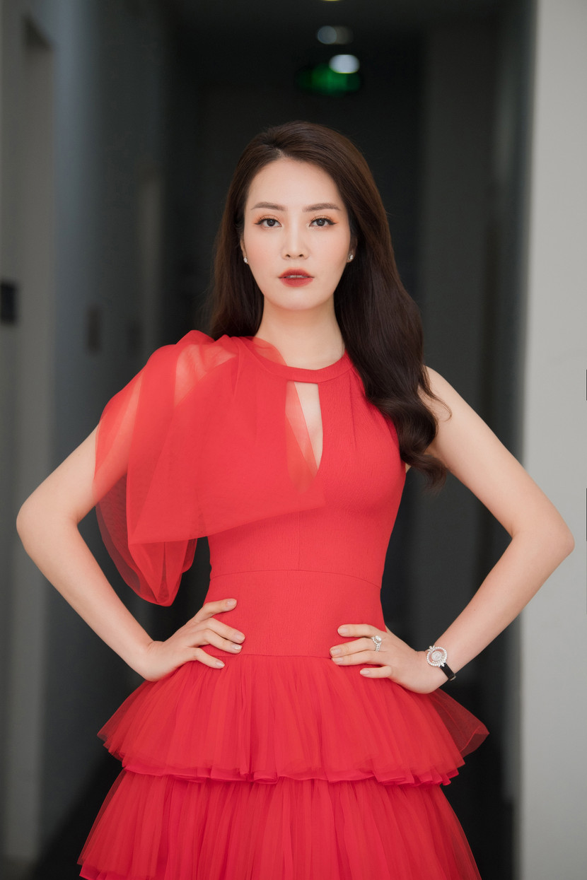 Tết năm nay, Á hậu Thuỵ Vân được lãnh đạo VTV giao cho vai trò người dẫn chương trình “Gặp gỡ diễn viên truyền hình”,"Gala việc tử tế"...