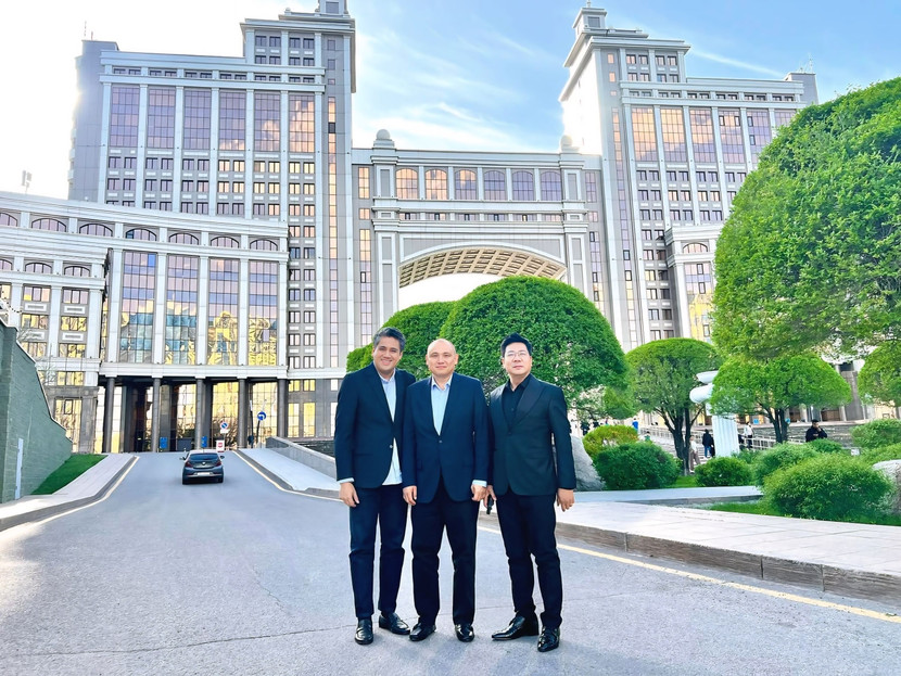 NSND Quốc Hưng và NSND Bùi Công Duy tại Kazakhstan NSND Quốc Hưng và NSND Bùi Công Duy tại Kazakhstan