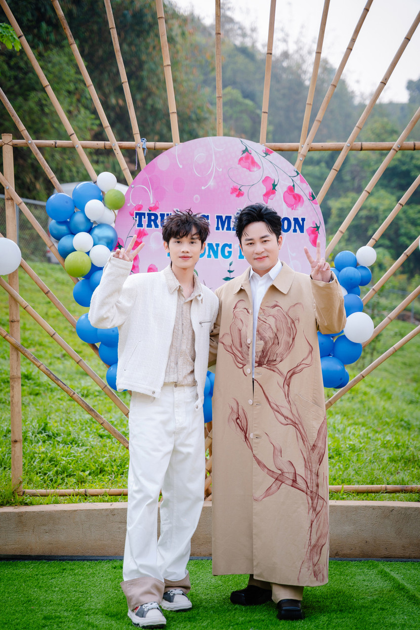 Tùng Dương và nhạc sĩ trẻ Nguyễn Thương