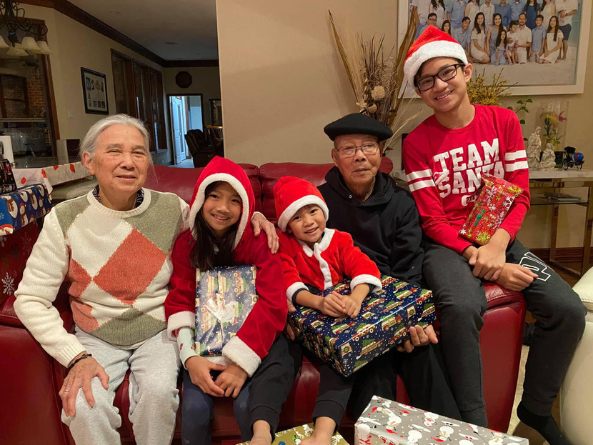 Vợ chồng Hồng Ngọc sống cùng bố mẹ và các con Vợ chồng Hồng Ngọc sống cùng bố mẹ và các con