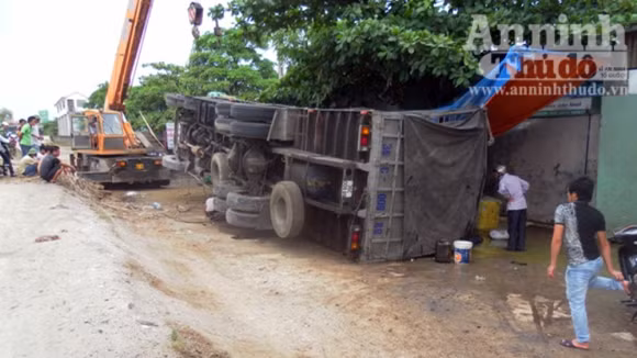 Mất lái, xe tải khủng lật nhào suýt trùm lên nhà dân ảnh 3