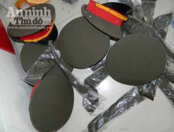 Phát hiện cửa hàng bày bán trái phép vũ khí, công cụ hỗ trợ ảnh 2