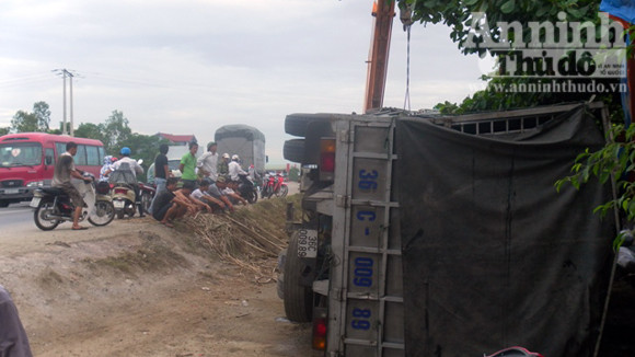 Mất lái, xe tải khủng lật nhào suýt trùm lên nhà dân ảnh 2