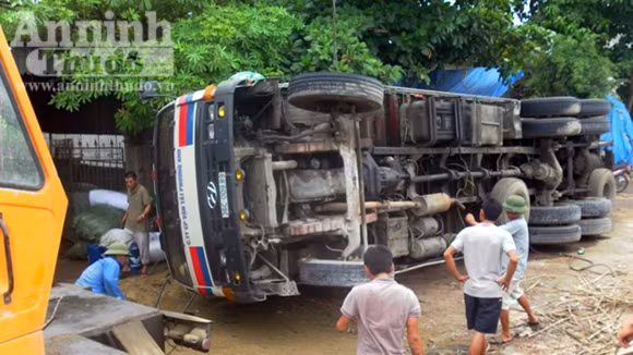 Mất lái, xe tải khủng lật nhào suýt trùm lên nhà dân ảnh 1